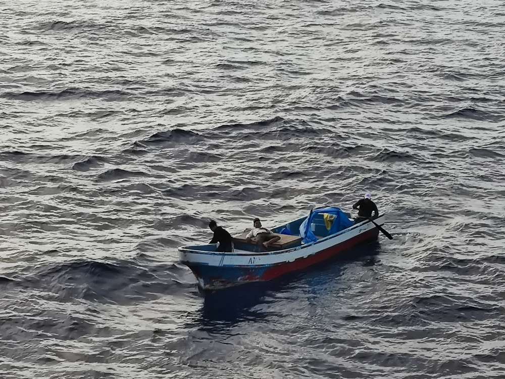 SAN PALLISER crew rescued 3 fishermen