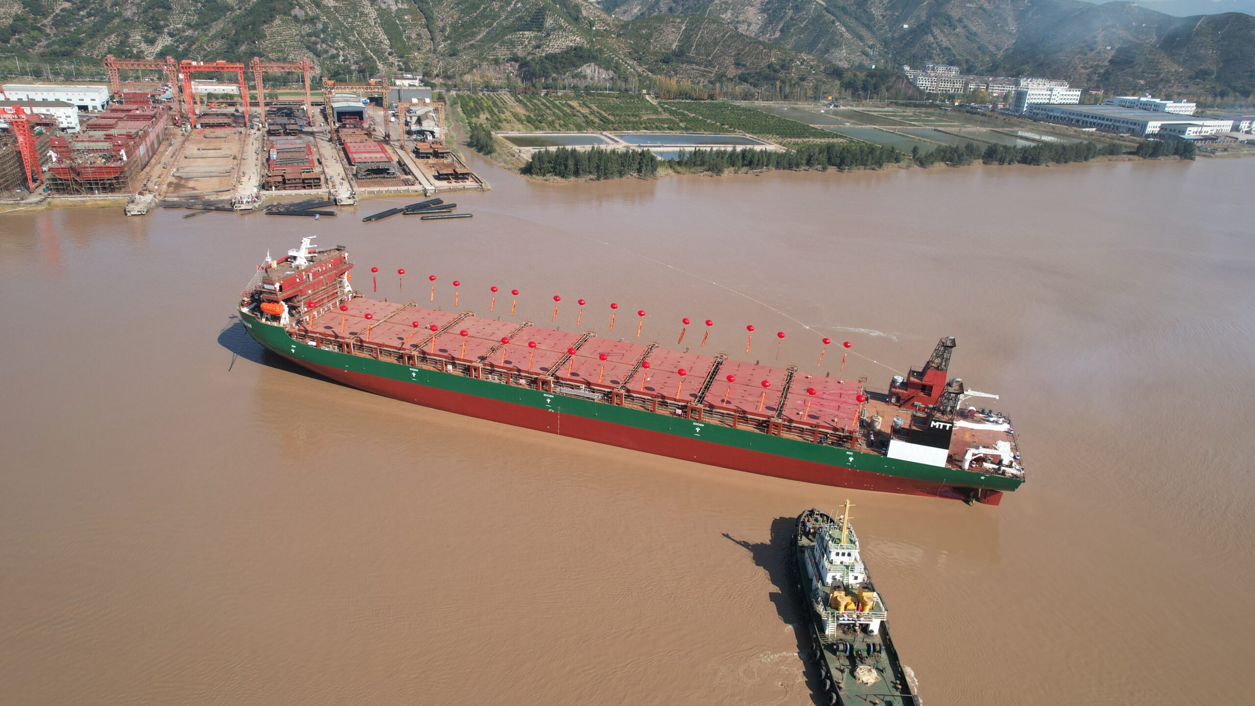 Launch of 1,220 TEU vessel in China
